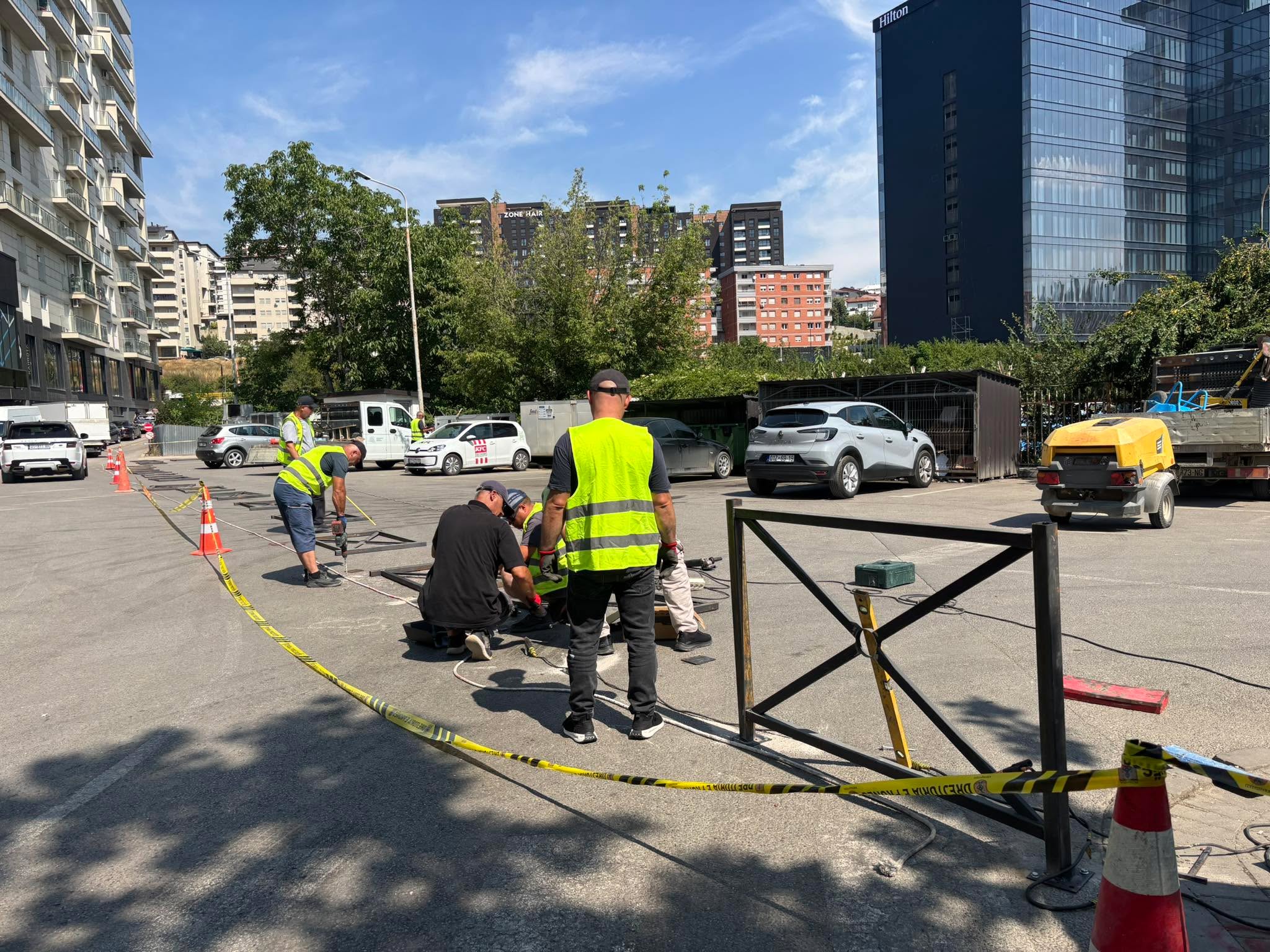 Komuna e Prishtinës nis aksionin ndaj parkingjeve ilegale  bllokohet hapësira afër Ministrisë së Bujqësisë