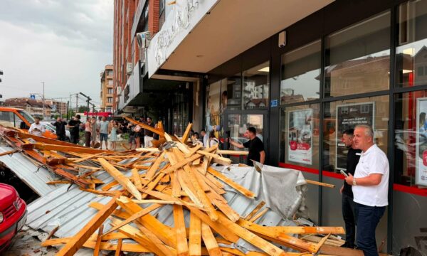 Kryetari i Suharekës del në terren  Stuhia e fortë shkaktoi dëmtime në qytet e fshatrat përreth  bëni kujdes