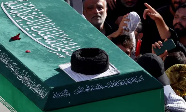 Irani varros udhëheqësin suprem  Ajatollah Ali Khamenei  në një faltore