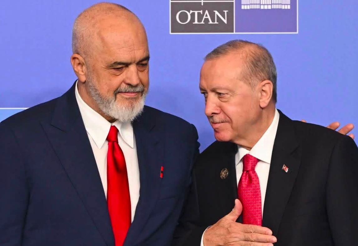 I buzëqeshur krah Erdoganit  Rama ndan foto nga Samiti i NATO s në Turqi