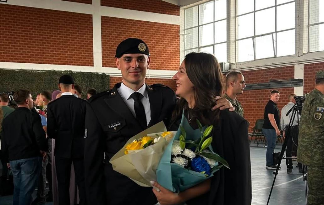 Pas humbjes së babait  vajza e ish komandant Sahit Jasharit në gëzim  Burri i diplomohet si oficer i FSK së