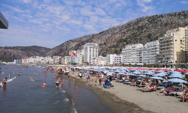 Shpëtohen nëna dhe djali i mitur në Shëngjin  rrezikuan të mbyteshin në det