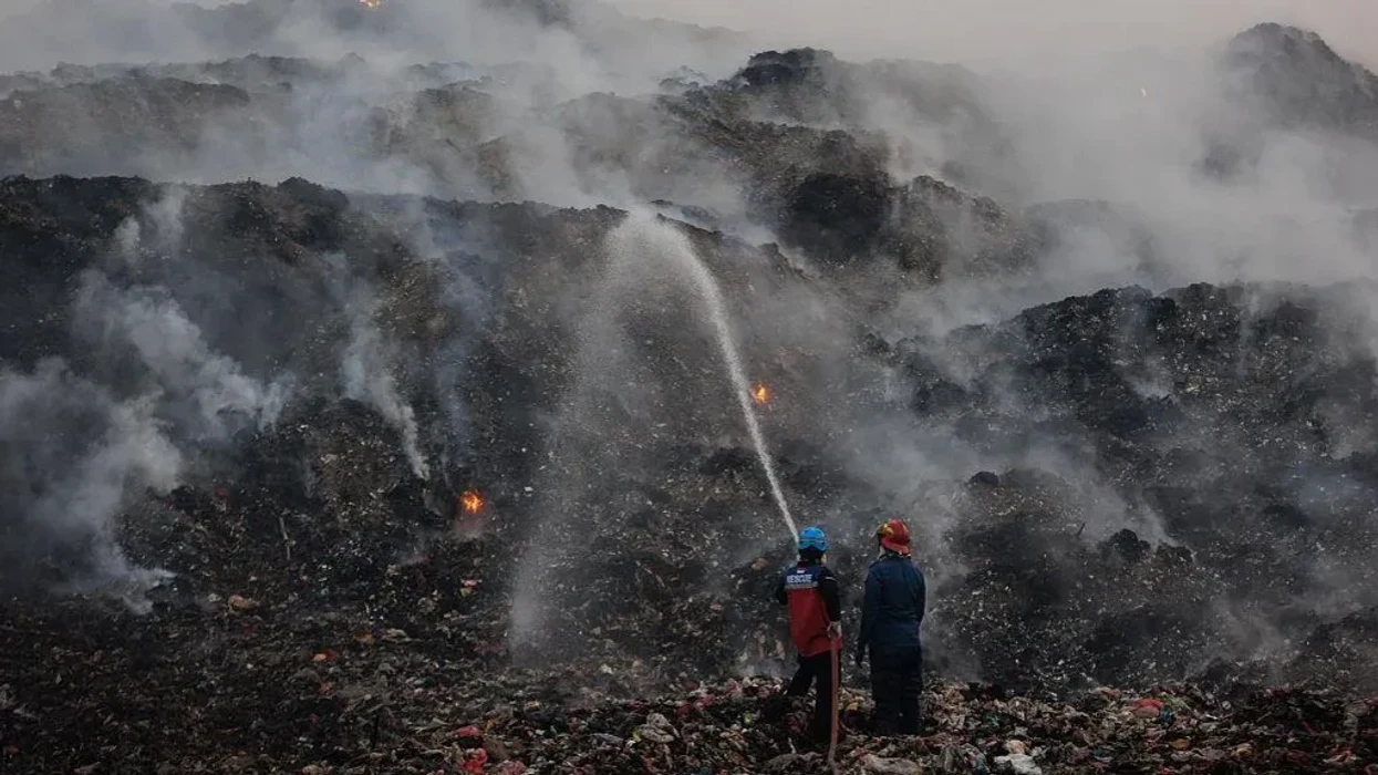 Një mal me mbeturina në Indonezi është përfshirë nga flakët për më shumë se një javë