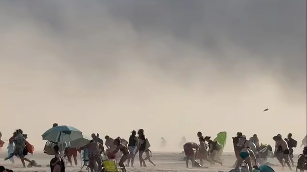Një  re cunami  gjigante godet plazhin francez me një erë të fortë të papritur duke i bërë turistët të vrapojnë për të shpëtuar jetën