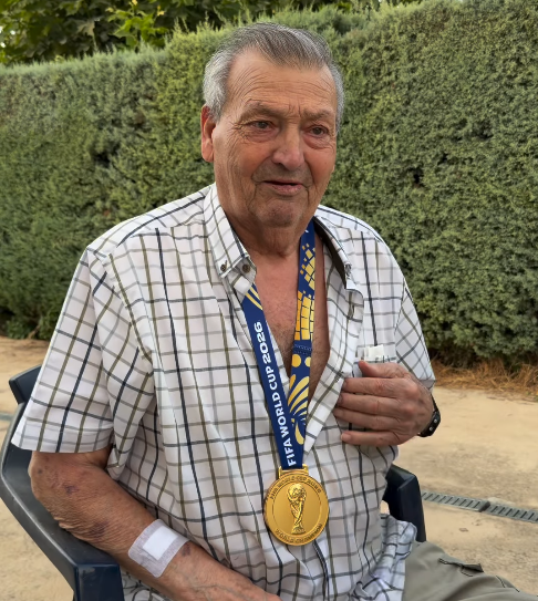 Premtimi që preku botën  Pedro Porro ia dhuron medaljen e kampionit të botës gjyshit të tij