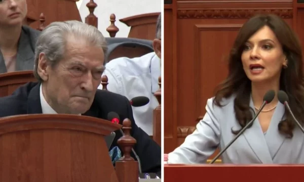  Eliza  pëllumbesha në botën e çudirave   Spiropali përplaset me Berishën në Kuvend