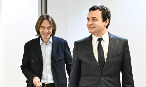 Elvis Hoxha i LVV së e quan Vjosa Osmanin  mjeshtre të frazave paradoksale   Është tradhtare