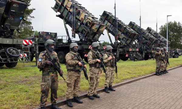 Katër aleatë të NATO s do të porosisin raketa të mbrojtjes ajrore nga një prodhues amerikan për ta forcuar Ukrainën