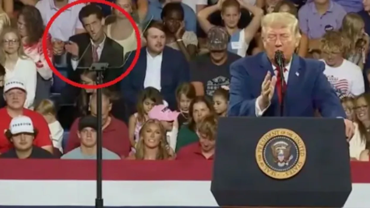 Kamerat kapin burrin që imiton Trumpin gjatë tubimit  videoja  pushton  rrjetin