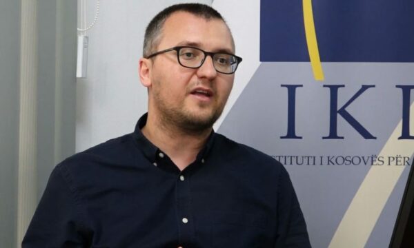 Jakaj  Bllokada institucionale po i kushton shtrenjtë Kosovës  Kurti duhet t i intensifikojë takimet me partitë