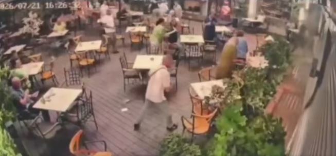 Momenti i frikshëm në një lokal në Prizren  nga stuhia dhe erërat e forta
