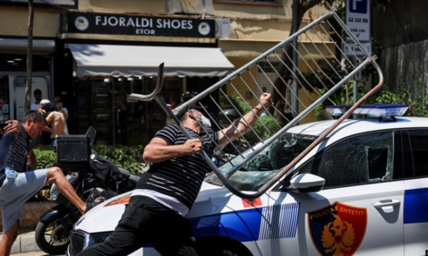 Përplasjet në protestën para Parlamentit në Shqipëri  arrestohen 19 persona  procedohen penalisht 12 të tjerë