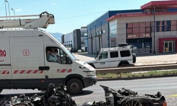 Dalin pamjet  Momenti kur vetura bëhet  shkrumb e hi  në rrugën Prishtinë Ferizaj  u dogj derisa ishte në lëvizje