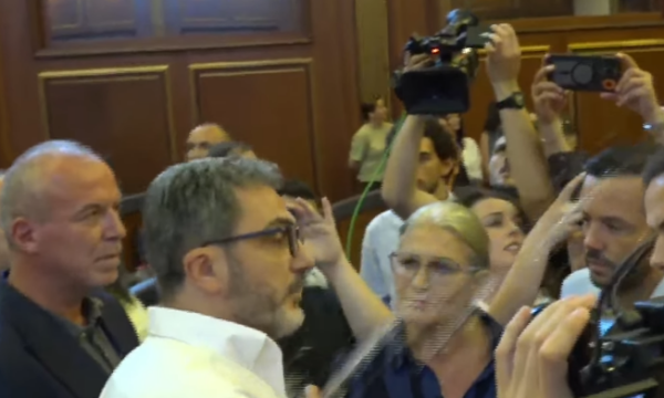 Përplasja PDK   VV në sallën e Kuvendit  Ganimete Musliu i gjuan ujë Ardian Golës  A t ka mbetë mo ujë 