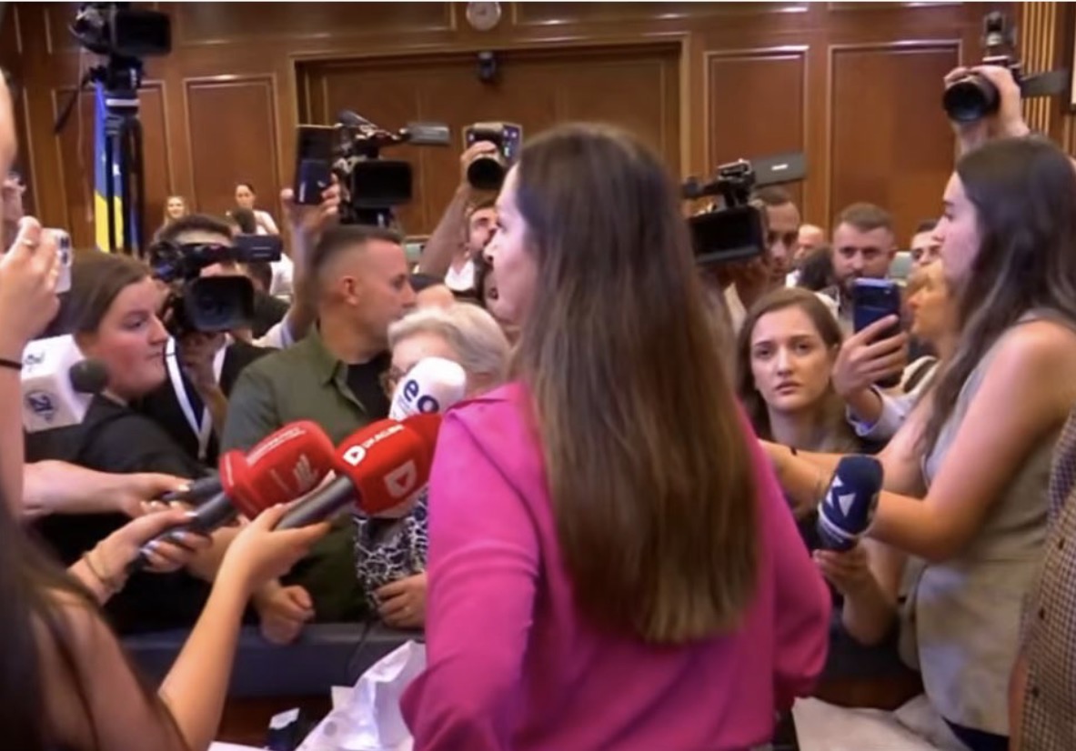 Vazhdojnë tensionet  deputetët e PDK së dhe Aleancës e gjuajnë me letra Gërvallën