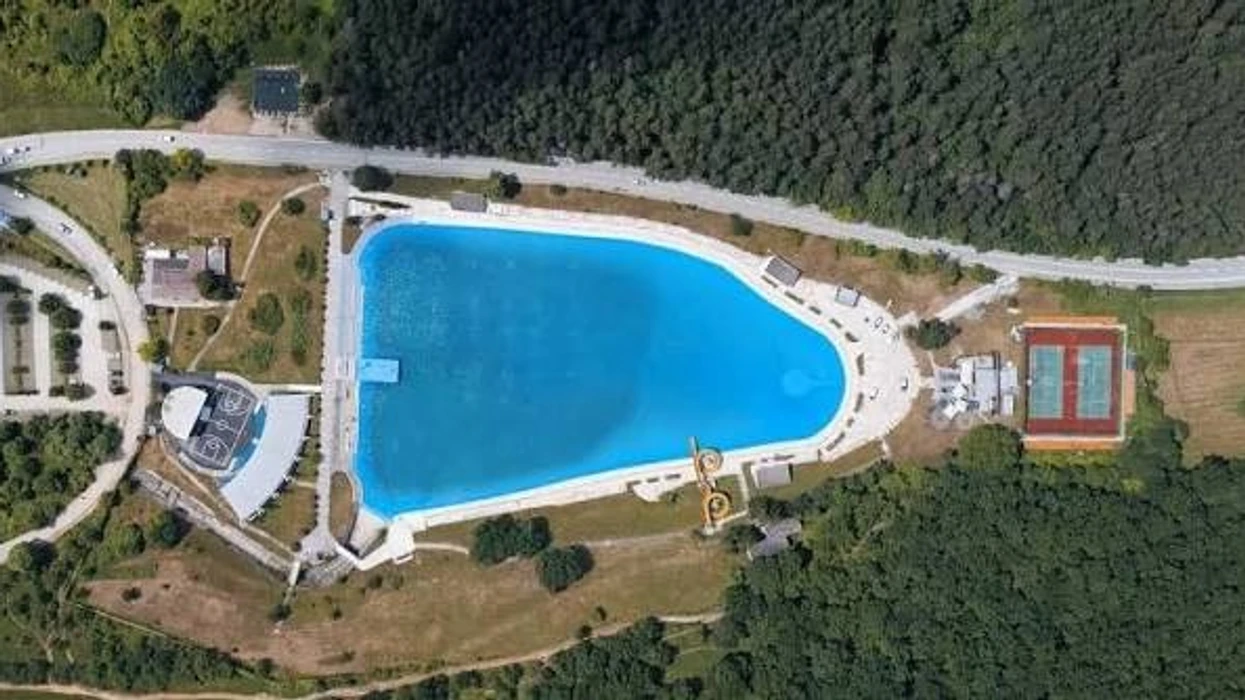 700 nxënës të Prishtinës ndjekin kurse falas të notit në Pishinën e Gërmisë