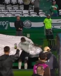 festoi-golin-por-perfundoi-ne-tunelin-e-stadiumit-momenti-i-pazakonte-qe-la-te-gjithe-pa-fjale