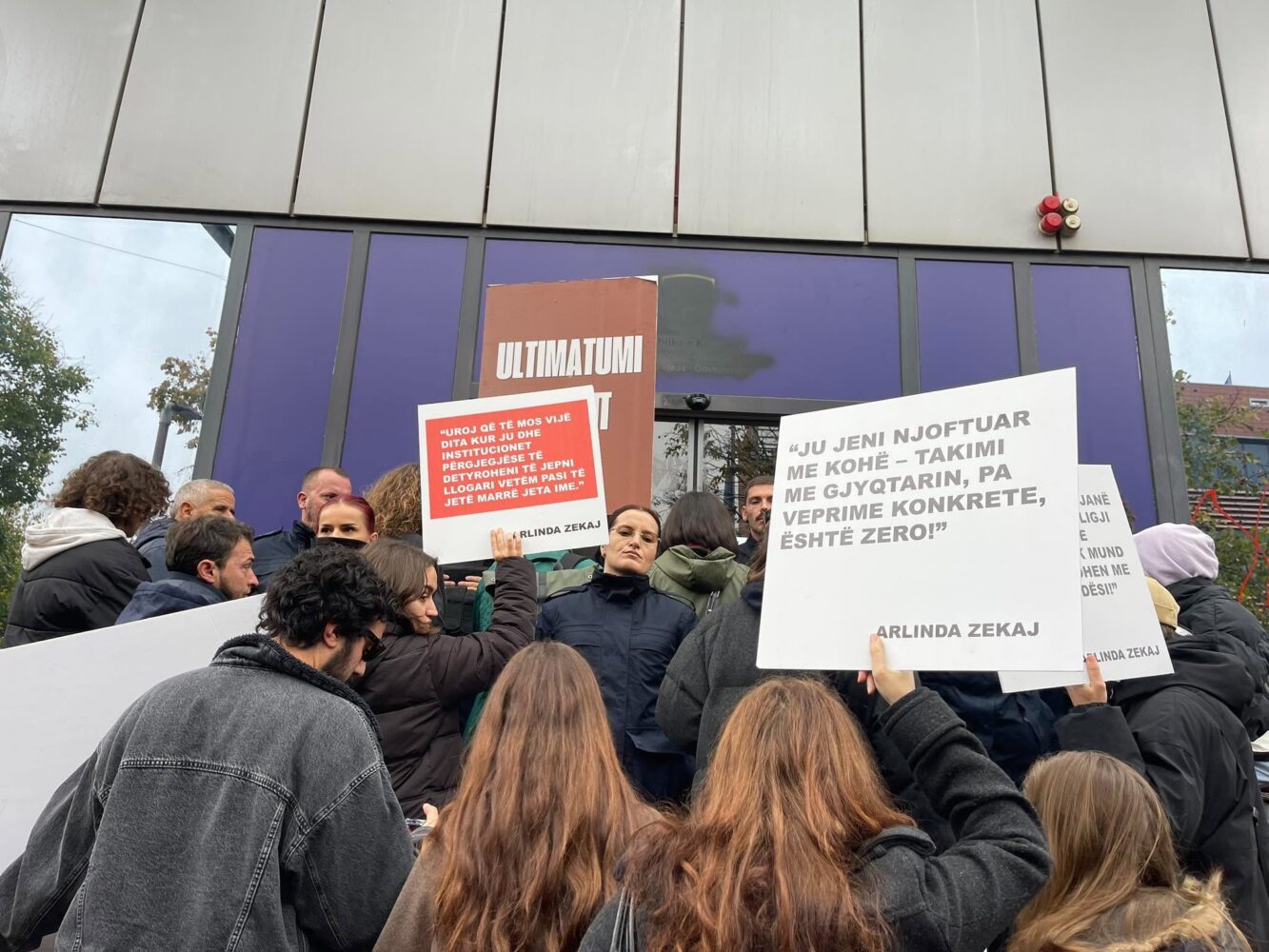 Dita e tretë e protestave   Kërkohet dorëheqja e Gërvallës dhe Sveçlës  protestuesit hedhin vezë drejt qeverisë dhe tentojnë të hyjnë brenda