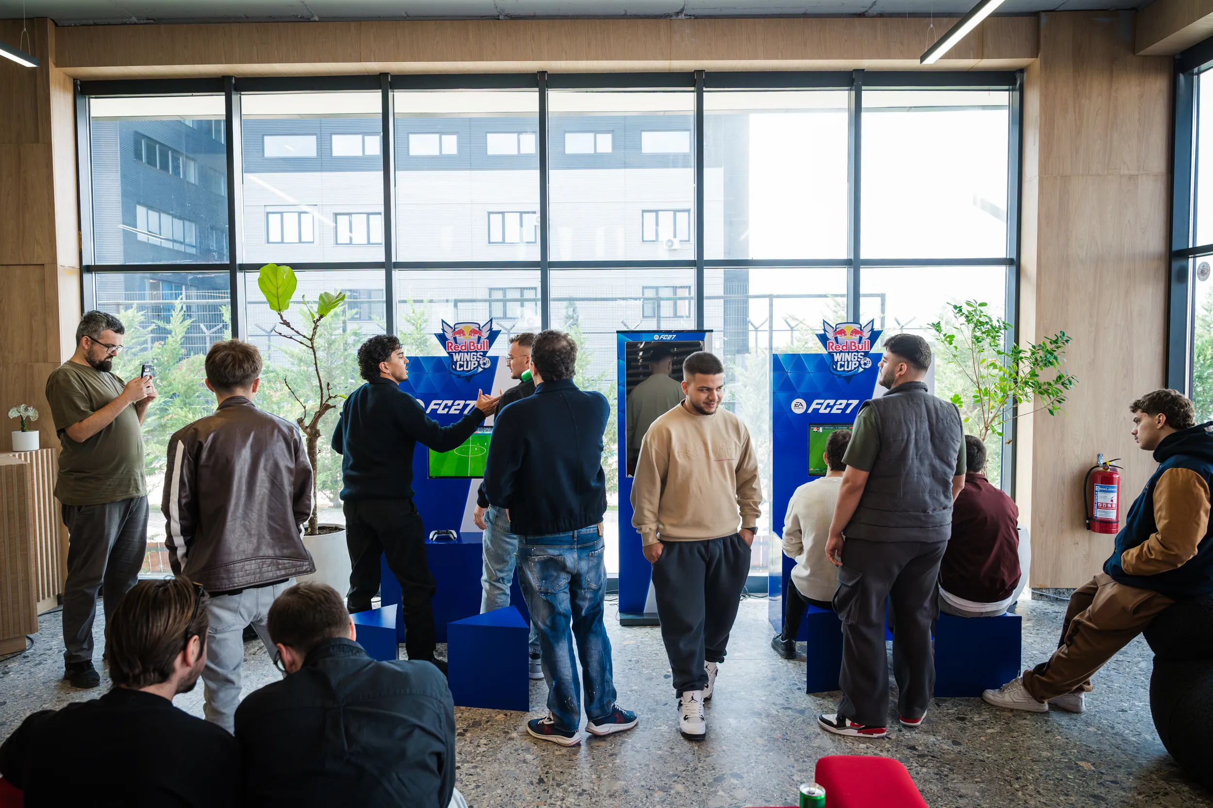Nga kampuset universitare dhe kualifikimet onlinenë skenën ndërkombëtare  16 finalistë synojnëMiami n në finalen e Red Bull Wings Cup