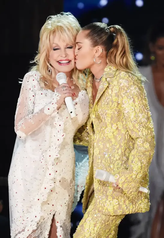 
Dolly Parton dhe Miley Cyrus performuan së bashku në ceremoninë e çmimeve Grammy të vitit 2019.