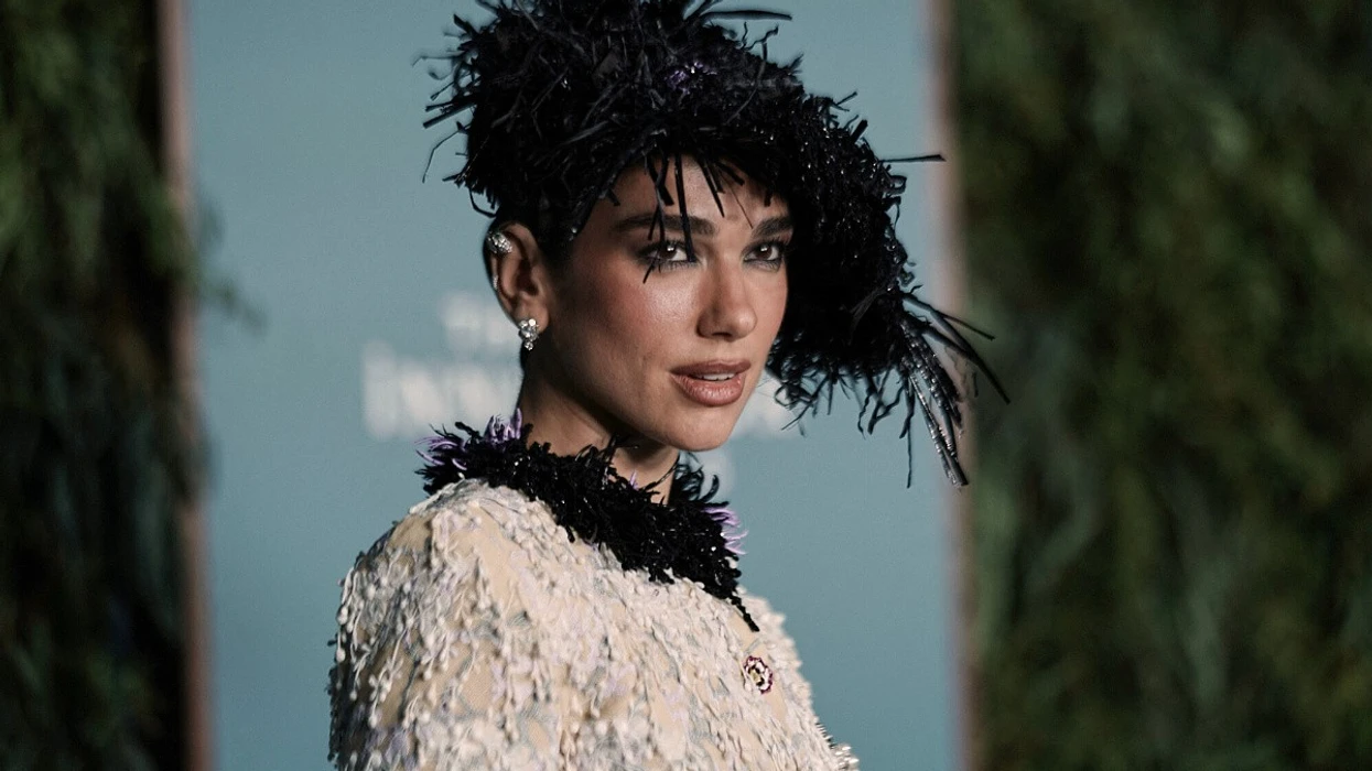 Dua Lipa mahnit në ceremoninë e çmimeve në New York  shfaqet me veshje të veçantë nga Chanel