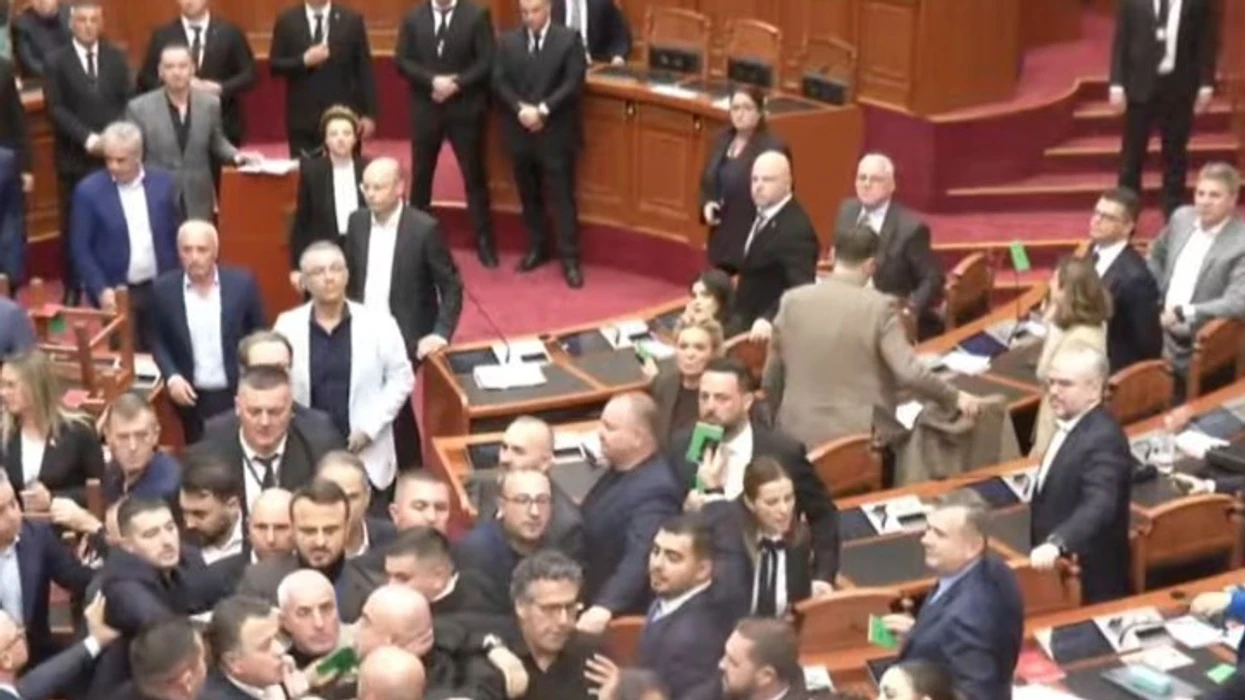 Sherr masiv në Parlament  deputeti i PD së përplaset fizikisht me ish ministrin e Brendshëm