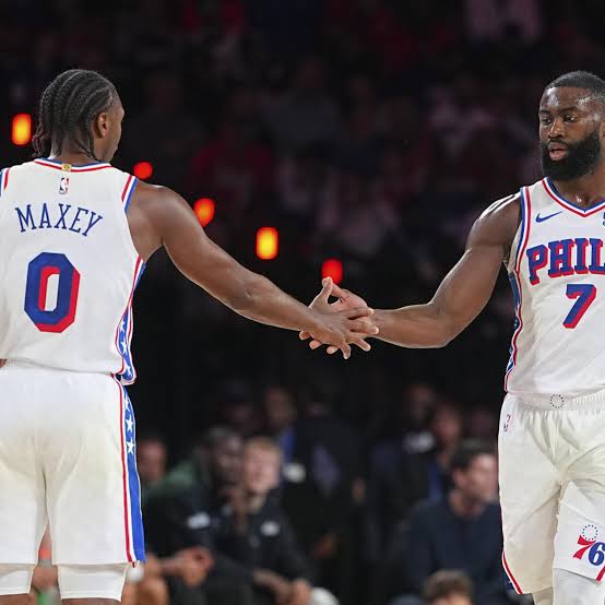 Philadelphia vazhdon serinë e fitoreve  Booker shkëlqen me 43 pikë në NBA