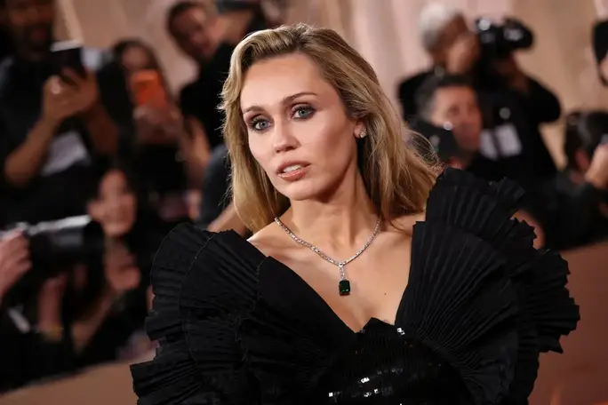 Miley Cyrus i Përgjigjet Kritikave për Koncertin në Hollywood Bowl   Kjo Nuk Është një Eksperiment 