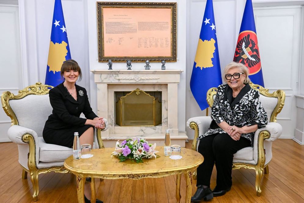  Do ta vazhdoni faqebardhë   Jahjaga i ofron mbështetje presidentes Shiroka Pula